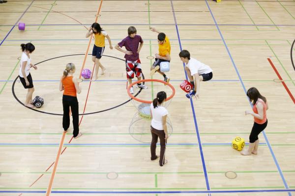 Photo de jeunes faisant du sport