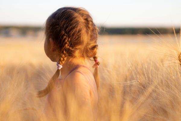 Photo de Artur Aldyrkhanov sur Unsplash petite fille enfant