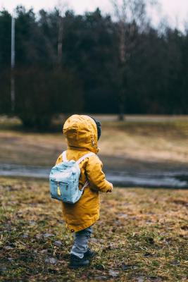 jeune enfant marchant dans la nature