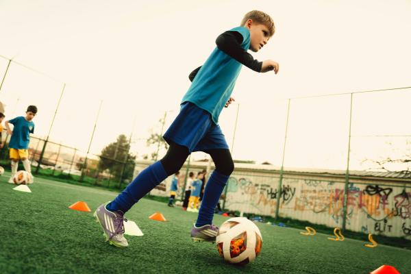 Garçon jouant au football