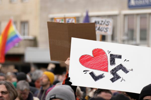 Lutte contre l'extrême droite