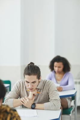 Jeunes passant un examen