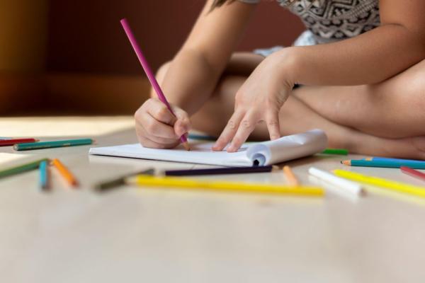 enfant qui dessine