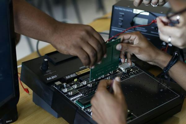 Personnes faisant de l'électricité