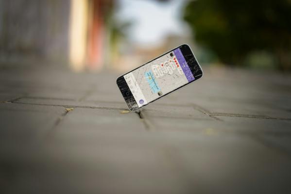 Smartphone brisé sur le sol