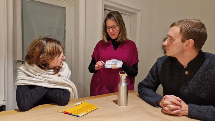 Personnes discutant autour d'une table