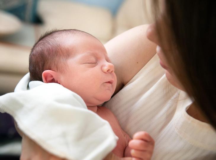 Mère portant un bébé dans ses bras