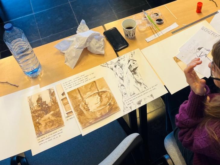 Dessins sur une table