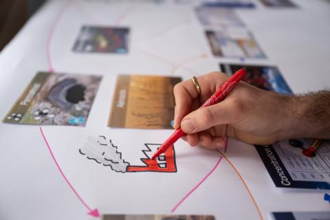 Image de personne dessinant une usine