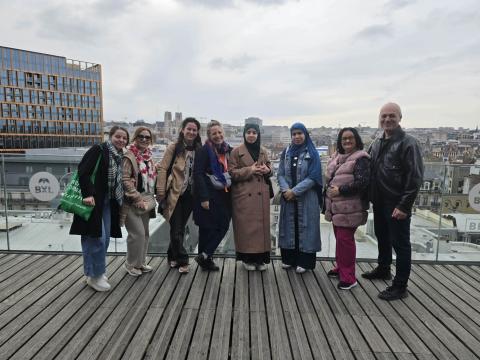 Apprenant.es du cours de FLE de la Ligue de l'Enseigement sur une terrasse de Bruxelles