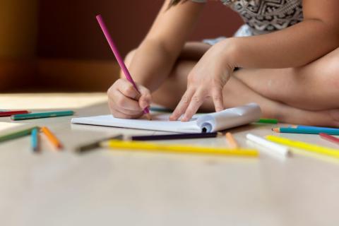 enfant qui dessine