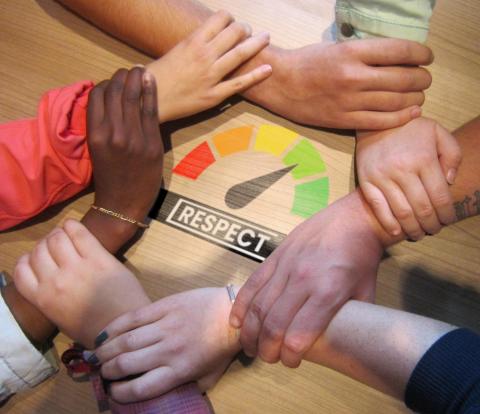 mains se croisant devant le mot "respect"