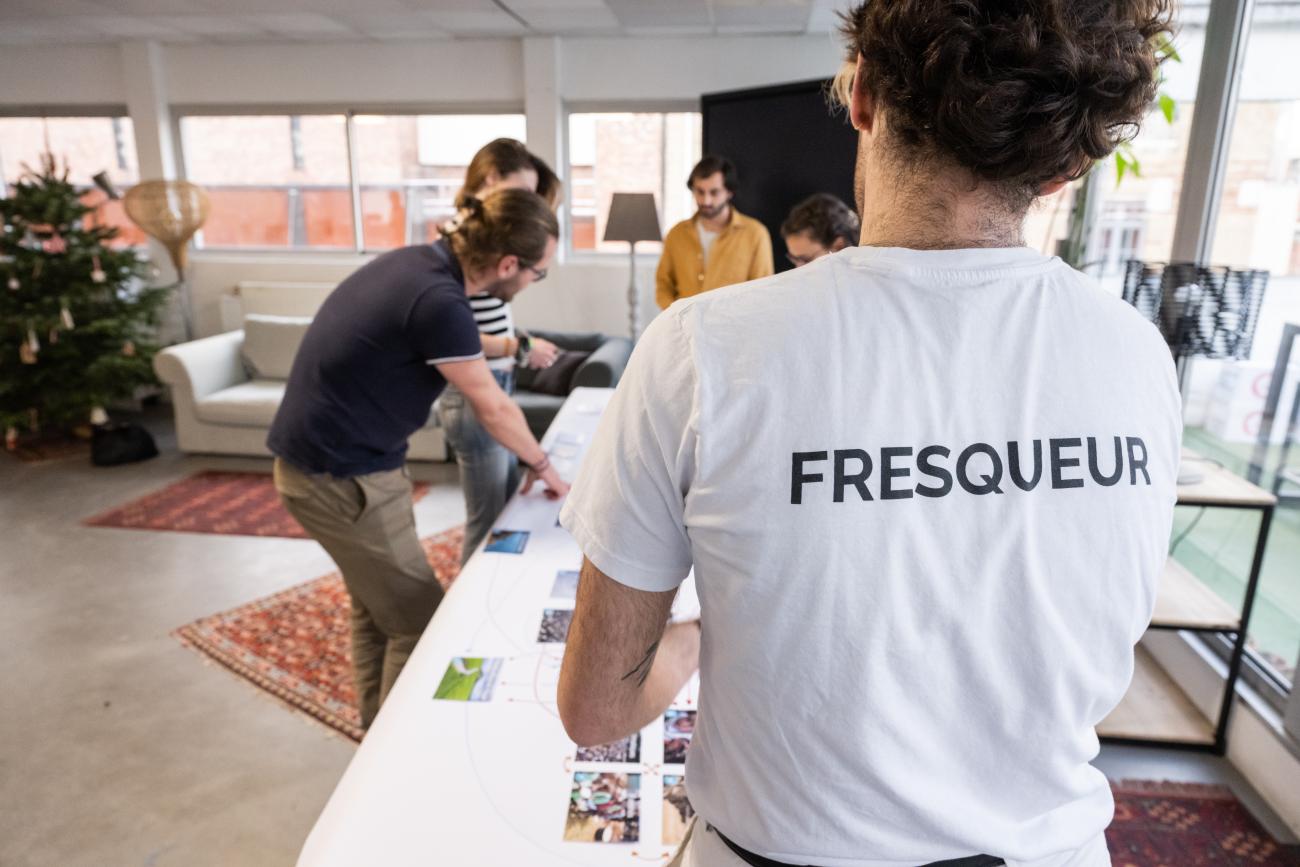 Personnes discutant