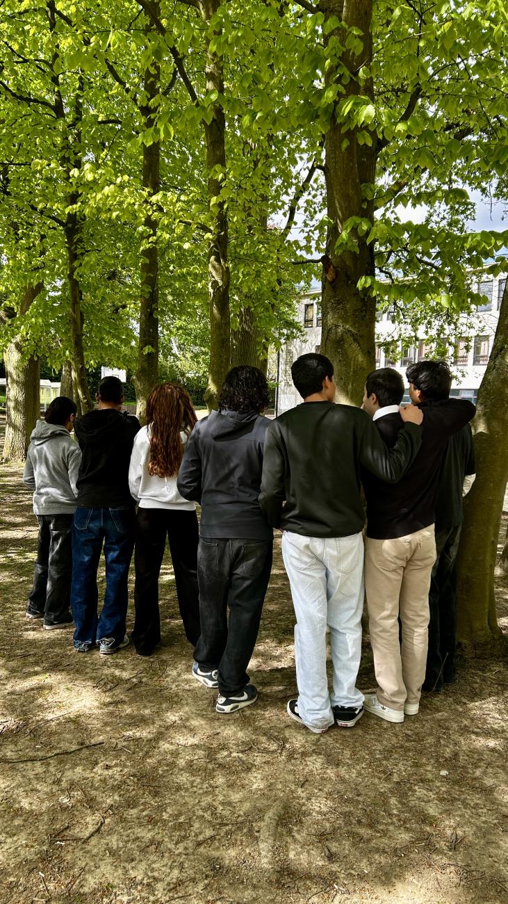 Des élèves de l’Athénée Crommelynck en pleine discussion