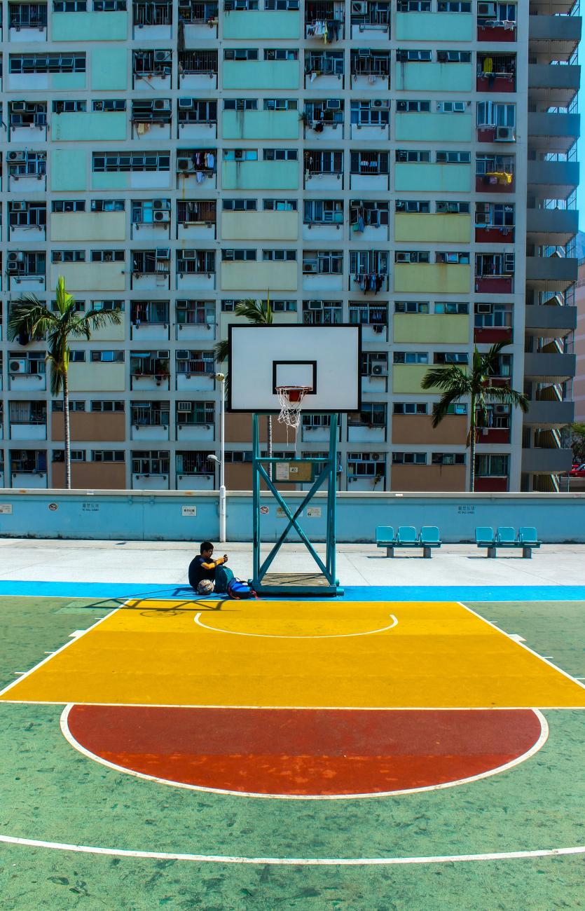 Jeune sur un terrain de basquet