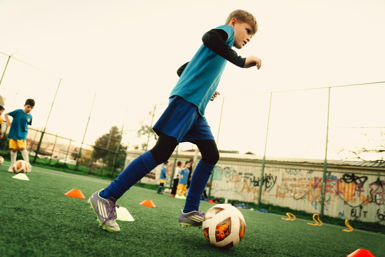 Garçon jouant au football