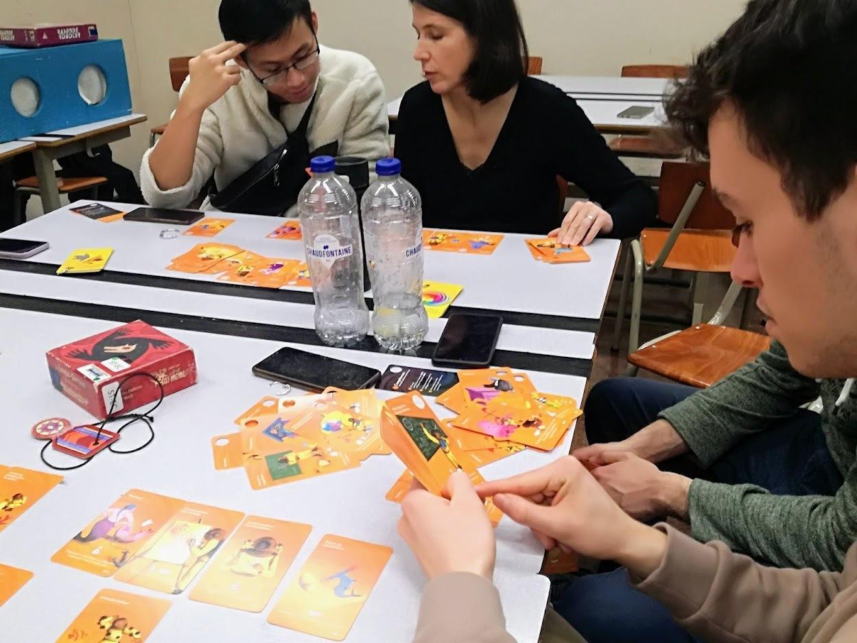 Personnes adultes jouant avec des cartes