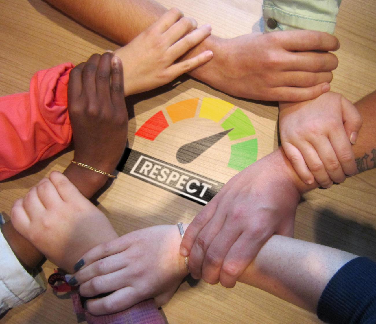 mains se croisant devant le mot "respect"